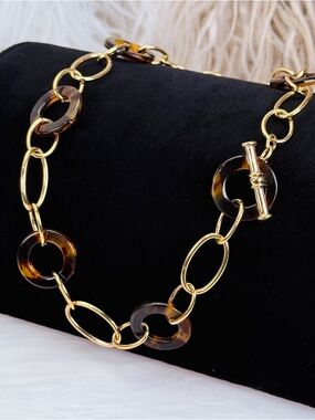 Lightweight, goldtone tortoise brown accents, toggle closure, necklace